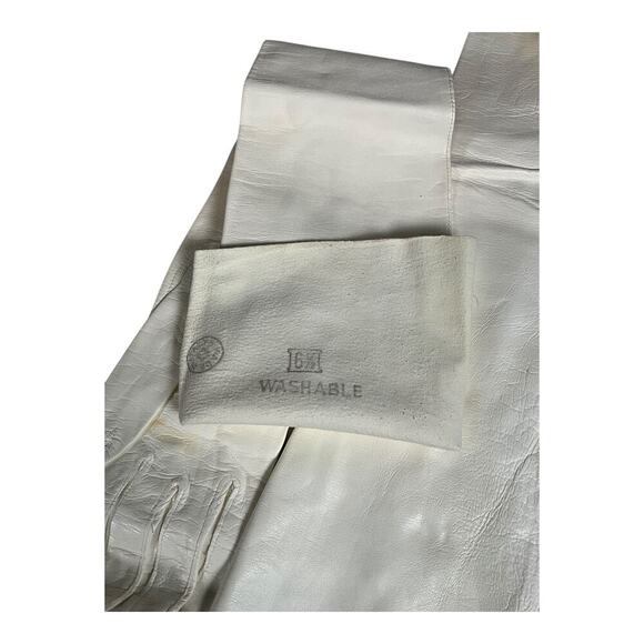 Vintage Mantessa Long White Opera Gloves Antique Soft Perl Clasp Detail X-Small - Picture 9 of 10